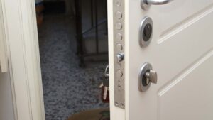 Awaryjne otwieranie drzwi w Warszawie – bezpiecznie i bez uszkodzeń